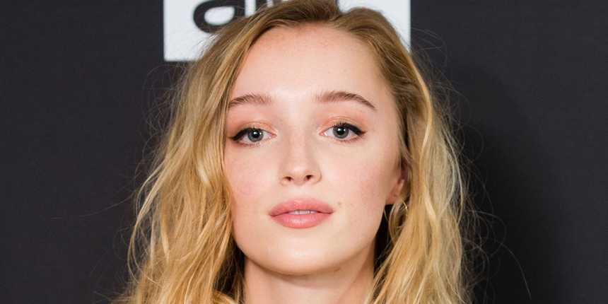  Phoebe Dynevor Mentioned What It Was Like Filming That Masturbation Scene