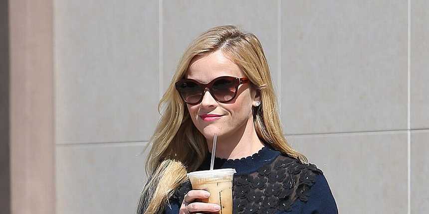  Reese Witherspoon Anchors Her Floral Look with the Good Fall Accent