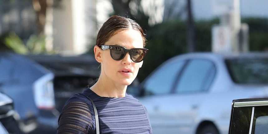  Jennifer Garner Heads to Church in Navy Gown