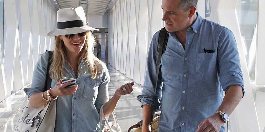  Reese Witherspoon Matches Her Husband While Traveling